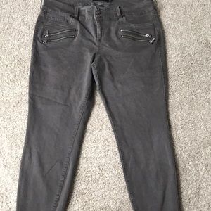 Skinny jeans with zippers